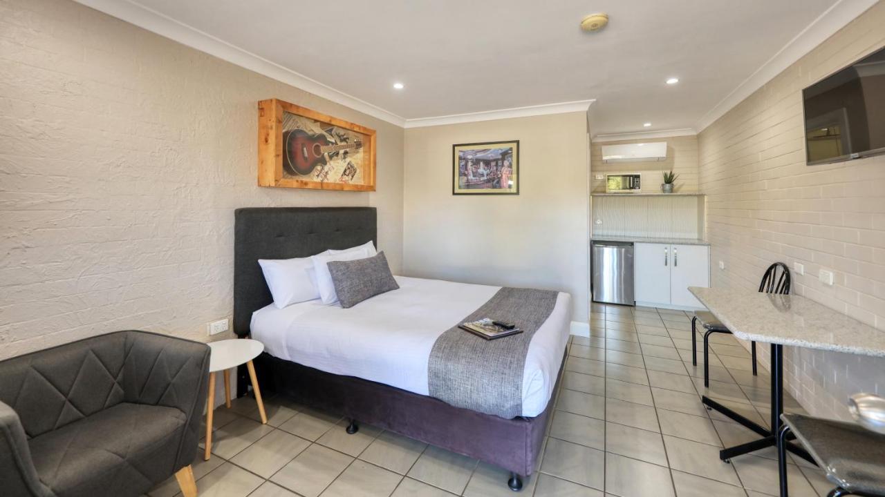 Country Leisure Motor Inn Dubbo Bagian luar foto