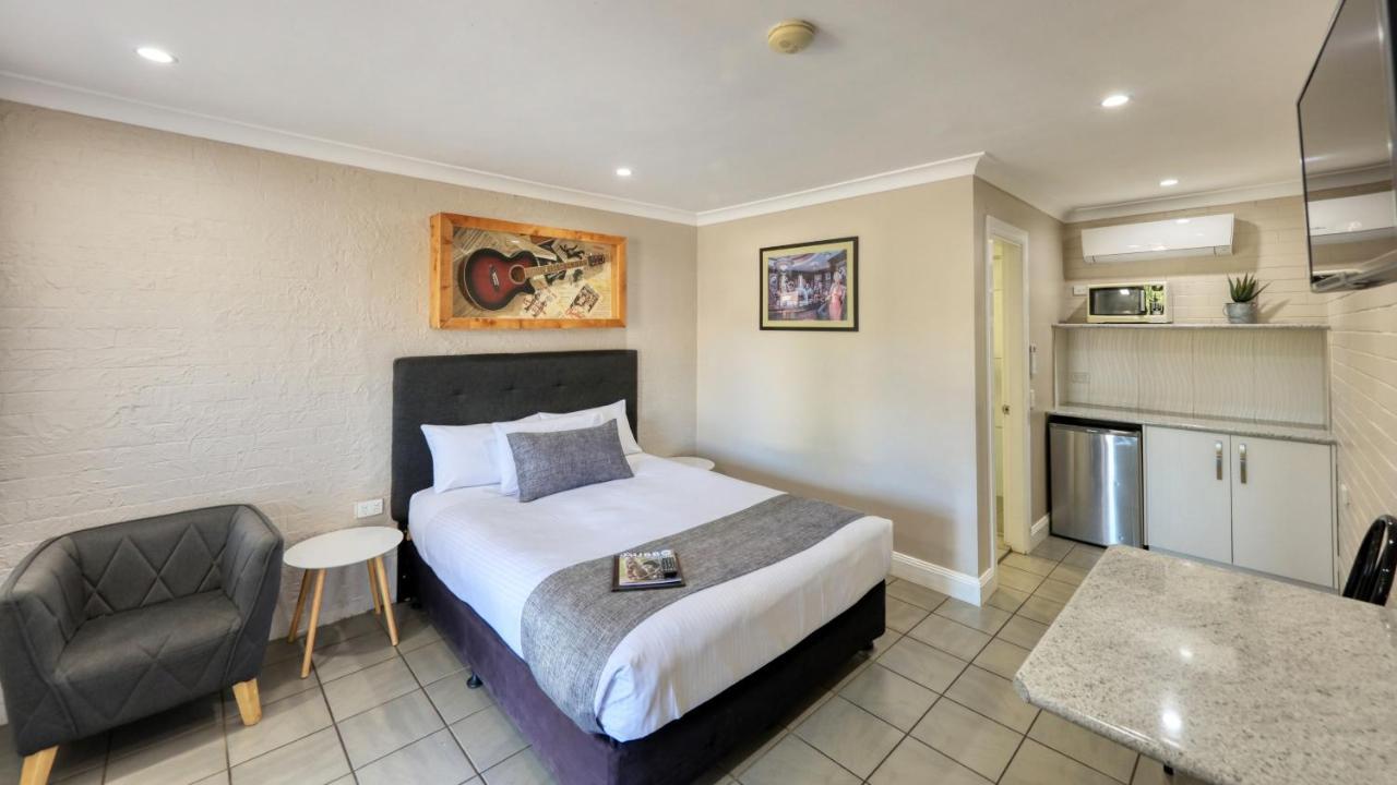 Country Leisure Motor Inn Dubbo Bagian luar foto