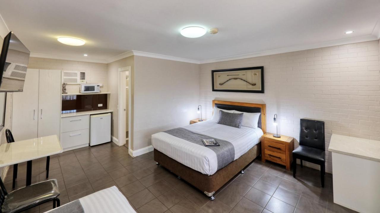 Country Leisure Motor Inn Dubbo Bagian luar foto