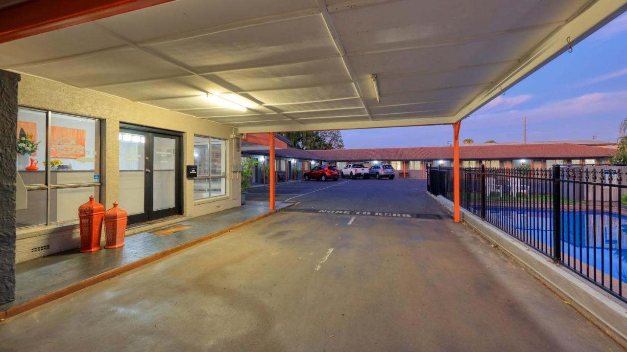 Country Leisure Motor Inn Dubbo Bagian luar foto