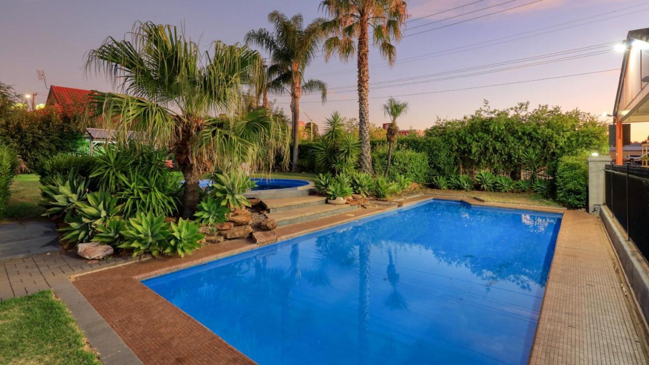 Country Leisure Motor Inn Dubbo Bagian luar foto