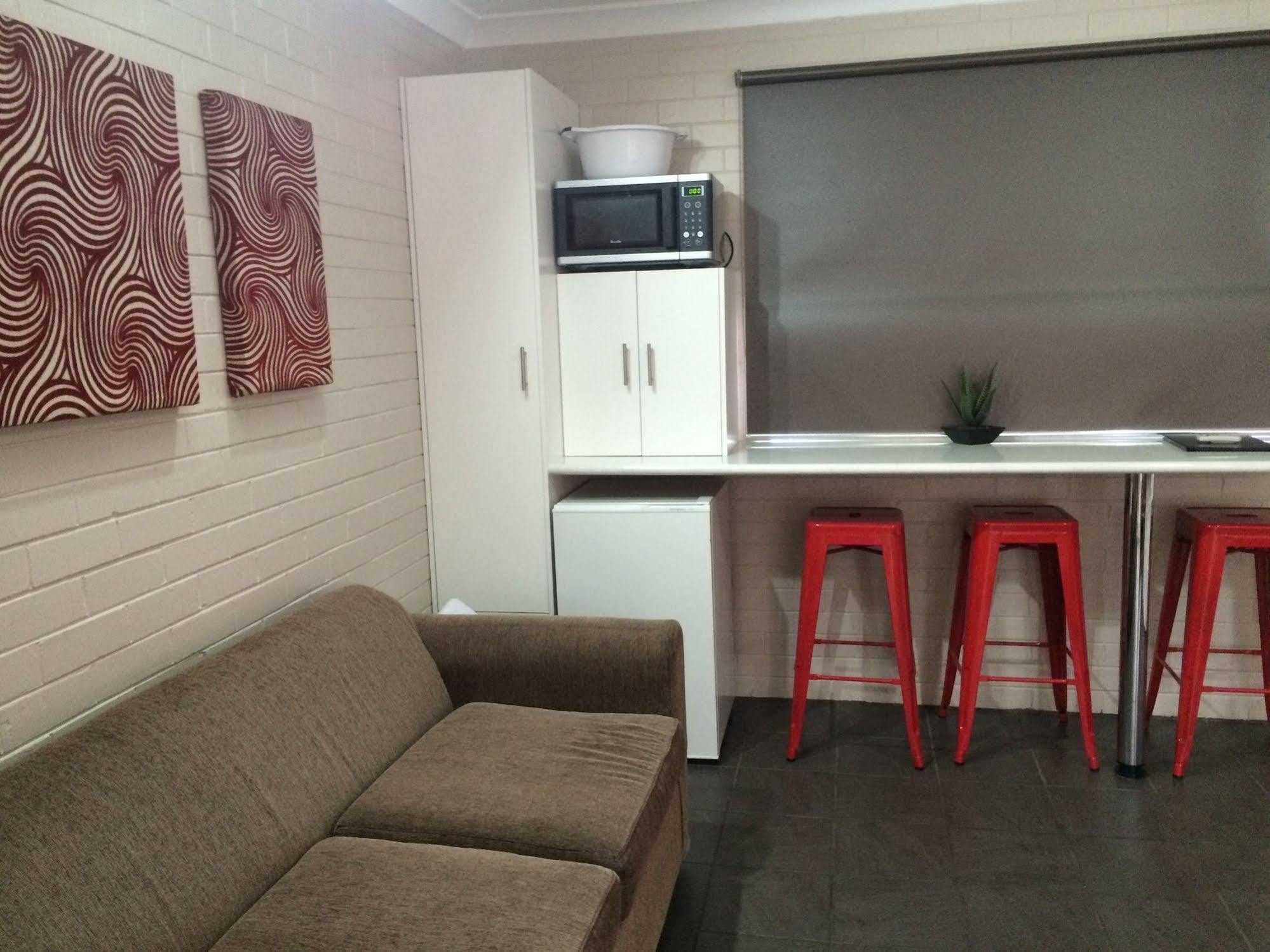 Country Leisure Motor Inn Dubbo Bagian luar foto