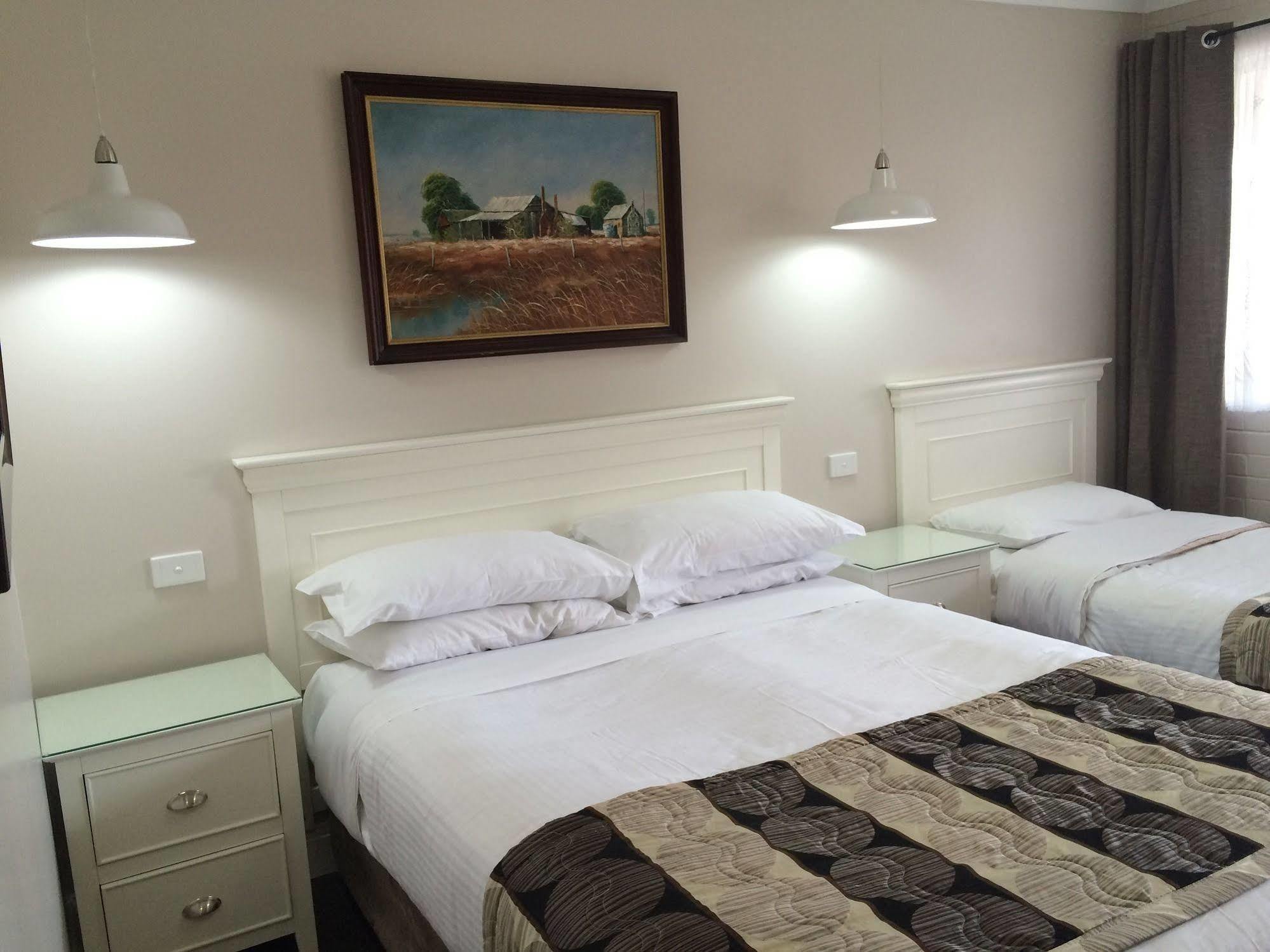 Country Leisure Motor Inn Dubbo Bagian luar foto
