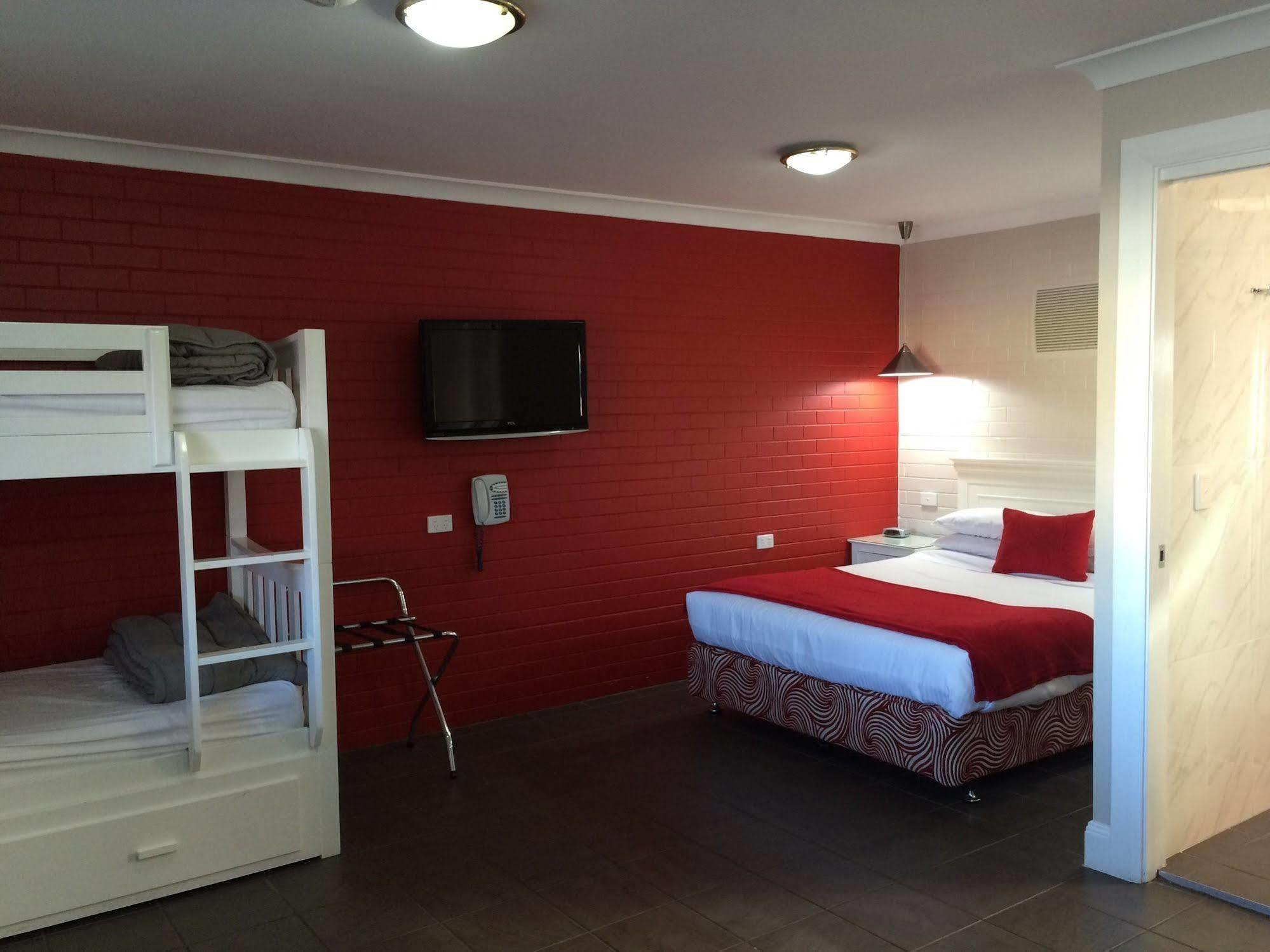 Country Leisure Motor Inn Dubbo Bagian luar foto