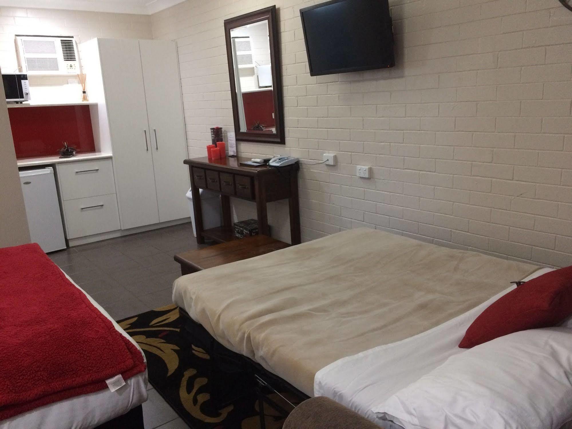 Country Leisure Motor Inn Dubbo Bagian luar foto